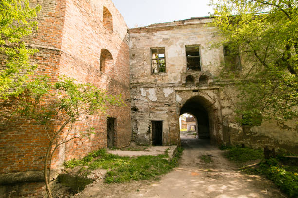 ruiny starego zamku klevan. zrujnowana ściana z oknami na tle błękitnego nieba. dziedziniec. regionu równego. ukraina - czartoryski zdjęcia i obrazy z banku zdjęć