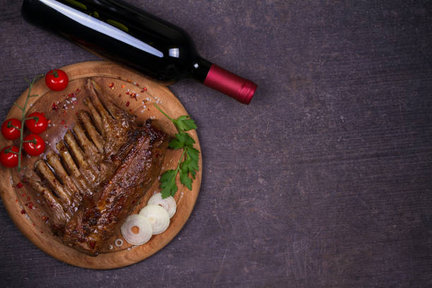 carne y vino tinto. a la parrilla carré de cordero en salsa de panela, vidrio, vinagre balsámico y botella de vino. chuletas de cordero con verduras - balsamic vinegar bottle vinegar red wine fotografías e imágenes de stock