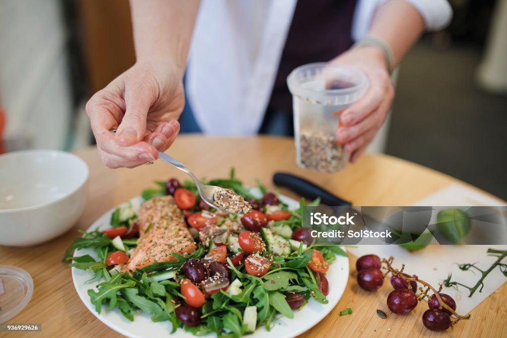 Mittagessen vorbereiten im Büro - Lizenzfrei Salat - Speisen Stock-Foto