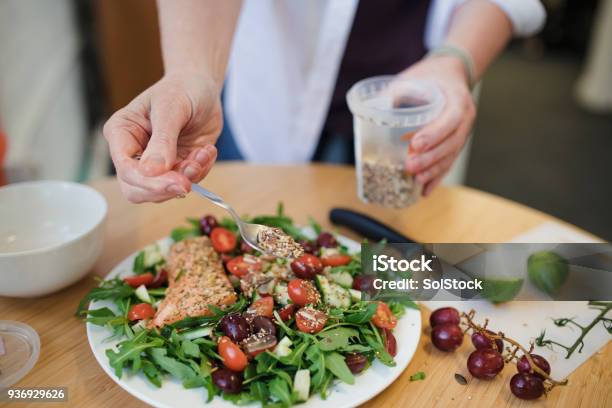 Mittagessen Vorbereiten Im Büro Stockfoto und mehr Bilder von Salat - Speisen - Salat - Speisen, Fisch, Pflanzensamen