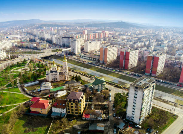 вид с воздуха на город яссы в молдавии. - яссы стоковые фото и изображения