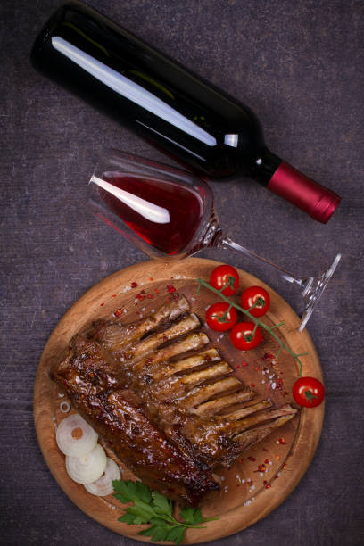 carne y vino tinto. a la parrilla carré de cordero en salsa de panela, vidrio, vinagre balsámico y botella de vino. chuletas de cordero con verduras - balsamic vinegar bottle vinegar red wine fotografías e imágenes de stock