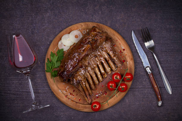 carne y vino tinto. a la parrilla carré de cordero en salsa de panela, vidrio, vinagre balsámico y botella de vino. chuletas de cordero con verduras - balsamic vinegar bottle vinegar red wine fotografías e imágenes de stock