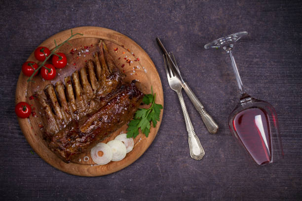 carne y vino tinto. a la parrilla carré de cordero en salsa de panela, vidrio, vinagre balsámico y botella de vino. chuletas de cordero con verduras - balsamic vinegar bottle vinegar red wine fotografías e imágenes de stock