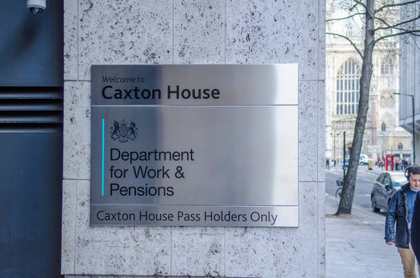 department for work & pensions w: caxton house in westminster, london - whitehall street zdjęcia i obrazy z banku zdjęć