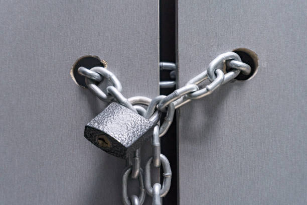 istock Lock with a chain on the door 936966902