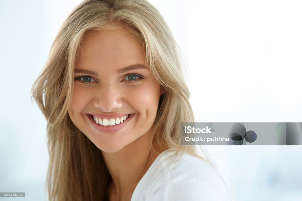 Beauty Woman Portrait. Mädchen mit schönen Gesicht lächelnd - Lizenzfrei Lächeln Stock-Foto