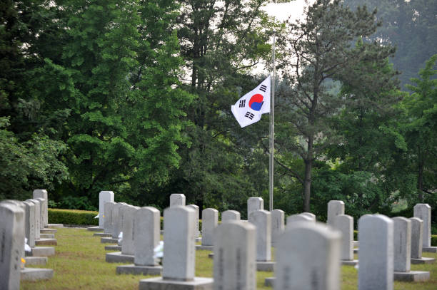 una bandiera coreana che sventola a mezz'asta nel giorno della memoria - korean culture foto e immagini stock