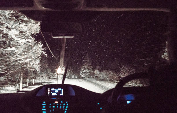 夜の冬の雪での運転 - drivers point of view country road snowing blizzard ストックフォトと画像