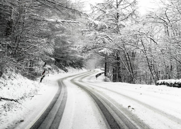 verschneite landstraße britische - curve driving winding road landscape stock-fotos und bilder