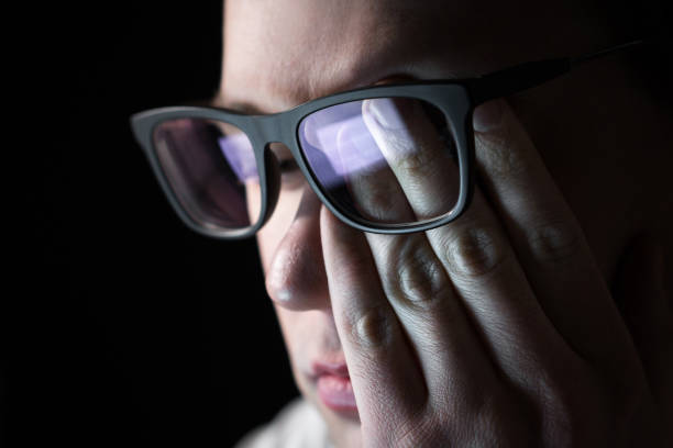 uomo che si strofina gli occhi stanchi. problema con occhiali, vista o visione. persona con stress o depressione. bullismo sul posto di lavoro. lavorare fino a tardi con il computer. - strizzare gli occhi foto e immagini stock