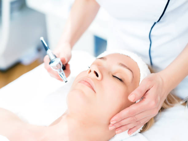 페이스 치료 - health spa women spa treatment massager 뉴스 사진 이미지