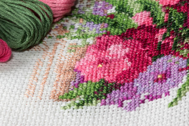 fragement del ricamo con filo interdentale incastonato in uova e colori verdi - needlecraft product embroidery cross stitch flower foto e immagini stock