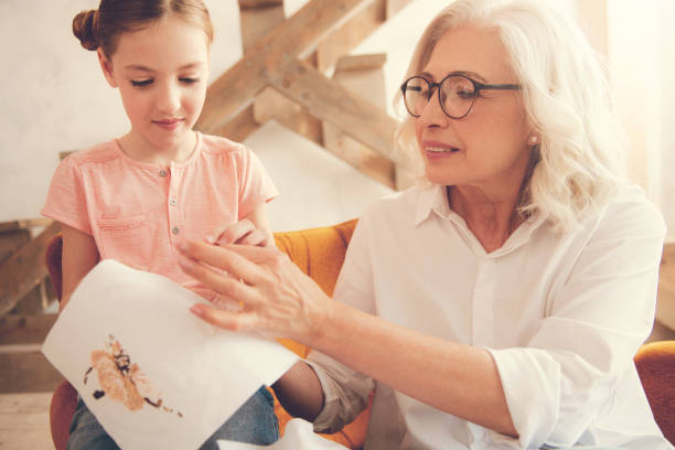 bela mulher inteligente ensinando sua neta para bordar - embroider embroidery caucasian skill - fotografias e filmes do acervo