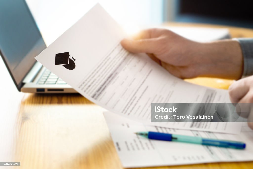 Hombre leyendo aplicaciones de colegio o Universidad o documento de la escuela. Colegio aceptación letra o estudiante préstamo papel. - Foto de stock de Universidad libre de derechos