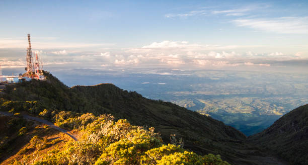 torres de comunicações em volcan baru no panamá - baru - fotografias e filmes do acervo