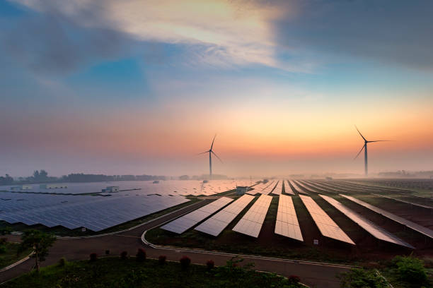 antes de amanecer las centrales solares - energía sostenible fotos fotografías e imágenes de stock