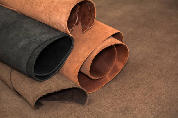 rollos de cuero marrón y negro. materiales para la artesanía de cuero - piel textil fotografías e imágenes de stock