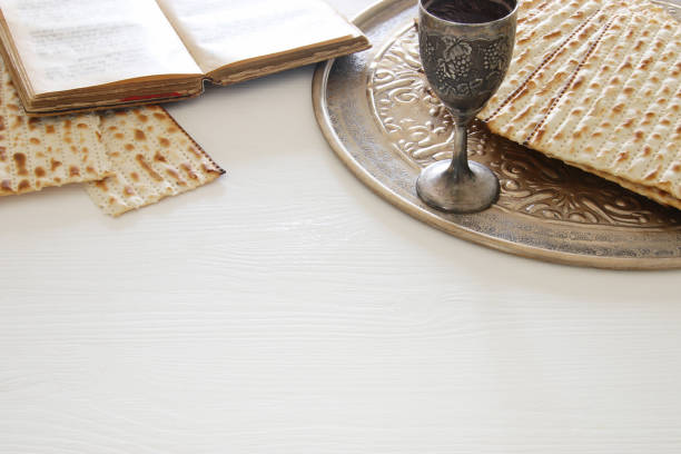 pesah お祝いの概念 (ユダヤ人の過越祭の休日)。 - passover seder matzo table ストックフォトと画像