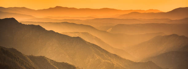 米国カリフォルニア州シエラネバダ山脈パノラマの霧します。 - stanislaus national forest ストックフォトと画像