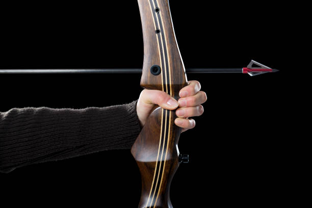 arco de mulher caça - archery bow arrow women - fotografias e filmes do acervo