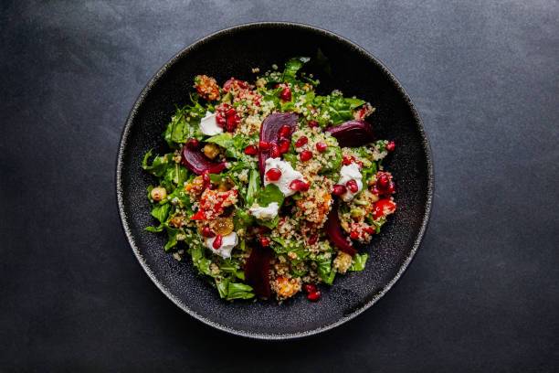 insalata di quinoa con radice di barbabietola e spinaci. - piatto stoviglie immagine foto e immagini stock
