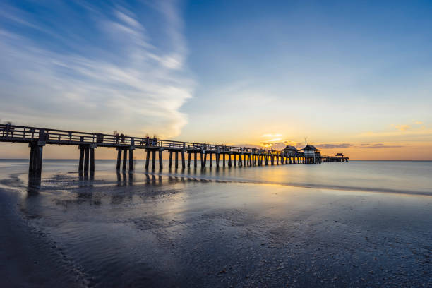 coucher de soleil sur la jetée de naples en floride de la plage - collier county photos et images de collection