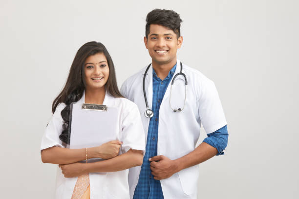 medico indiano giovane maschio e femmina con blocco note - doctor healthcare and medicine human resources teamwork foto e immagini stock