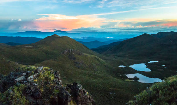 erupcja volcan turrialba ze szczytu cerro chirripo o wschodzie słońca w kostaryce - scape zdjęcia i obrazy z banku zdjęć