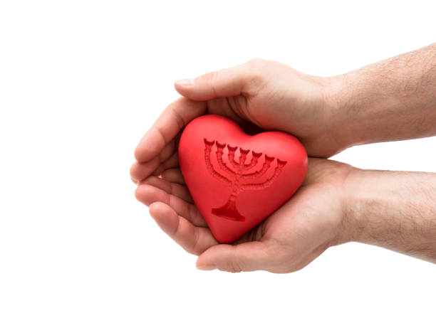 cuore rosso con menorah impressa nelle mani dell'uomo. - hanukkah menorah human hand lighting equipment foto e immagini stock