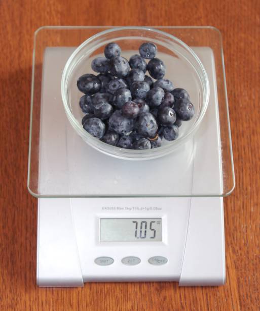 bol de bleuets sur la balance de cuisine - serving size weight scale scale food photos et images de collection