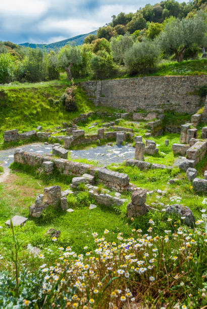 древний город гортыс (гортына) расположен в долине реки лузиос в аркадии пелопоннесской греции. - gortina стоковые фото и изображения