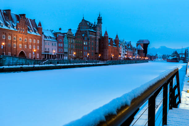 istock Old town of Gdansk at night 937081894