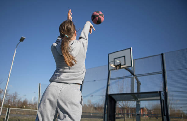 sessione di allenamento di basket urbano all'aperto per singola ragazza adolescente giocatrice di streetball - jump shot foto e immagini stock