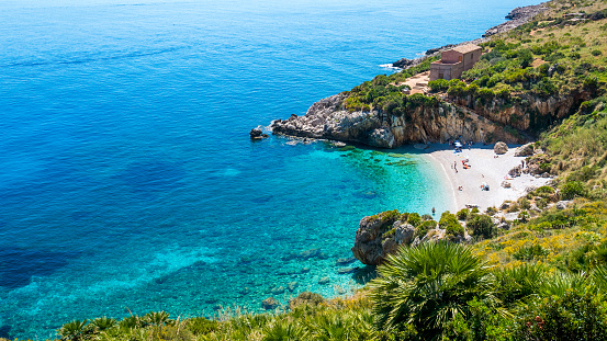La Playa Paraíso en Italia: perfecto guijarros de aguas transparentes color turquesa, blanco, rodeados de verde. Cala el nombre de 