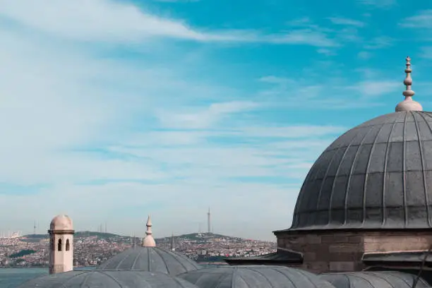 Süleymaniye Camii, İstanbul'un yedi tepesinden birinde bulunmaktadır. Olağanüstü mimari zerafeti olan cami, 1550'de Sultan Süleyman'ın isteğiyle (Muhteşem Süleyman) yaptırılmıştır.