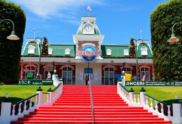 внешний вид входа в тематический парк dreamworld на золотом побережье австралии - rollercoaster carnival amusement park ride screaming стоковые фото и изображения