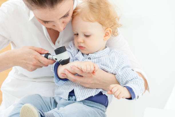 Baby Boy bei Dermatologen für Mole-Check-up – Foto