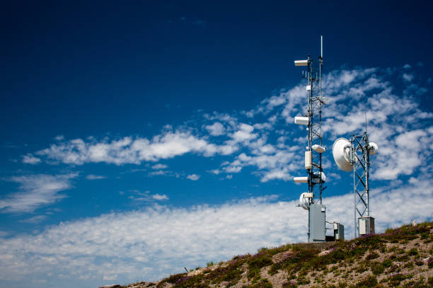 stacja pogodowa na szczycie góry z błękitnym niebem i rozproszonymi chmurami - anemometer meteorology weather barometer zdjęcia i obrazy z banku zdjęć