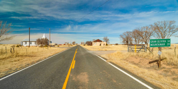 carretera del desierto en nuevo méxico - distant sign fotografías e imágenes de stock