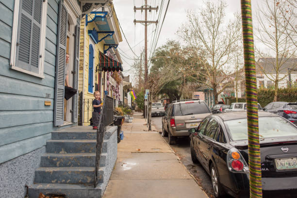 scena uliczna w marigny w nowym orleanie - bywater street zdjęcia i obrazy z banku zdjęć