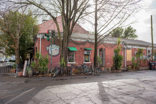 ニユー ・ オーリンズのマリニーのコーヒー ショップ - bywater street ストックフォトと画像