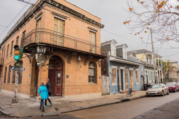 ニユー ・ オーリンズのマリニー歩く人々 - bywater street ストックフォトと画像