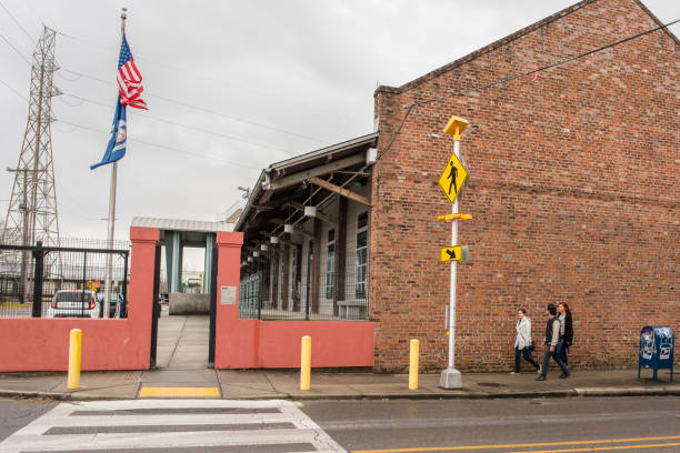 創造的な芸術のための新しいオルレアン センター - bywater street ストックフォトと画像