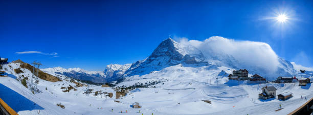 vista panorámica de la estación de kleine scheidegg, a lo largo del ferrocarril de interlaken a jungfraujoch en luz del día en suiza - jungfrau train winter wengen fotografías e imágenes de stock