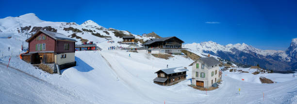 vista panorámica de la estación de kleine scheidegg, a lo largo del ferrocarril de interlaken a jungfraujoch en luz del día en suiza - jungfrau train winter wengen fotografías e imágenes de stock