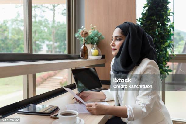 Арабская Бизнесвумен Работающая В Кафе — стоковые фотографии и другие картинки Пакистан - Пакистан, Саудовская Аравия, Женщины