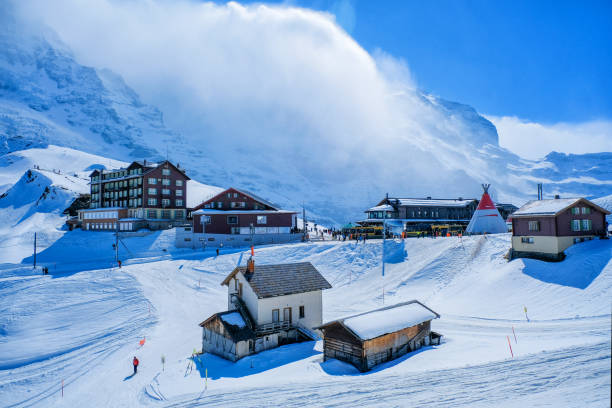 kleine scheidegg-station, entlang der bahn von interlaken zum jungfraujoch (3.466 m). im tageslicht ati schweiz - jungfrau train winter wengen stock-fotos und bilder