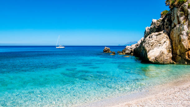 un velero en el mar turquesa del mediterráneo, en san vito lo capo, sicilia, italia. - palermo sicilia fotografías e imágenes de stock