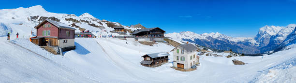 vista panorámica de la estación de kleine scheidegg, a lo largo del ferrocarril de interlaken a jungfraujoch en luz del día en suiza - jungfrau train winter wengen fotografías e imágenes de stock